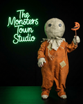 Muñeco Coleccionable Sam – Edición Trick 'r Treat con Máscara Removible